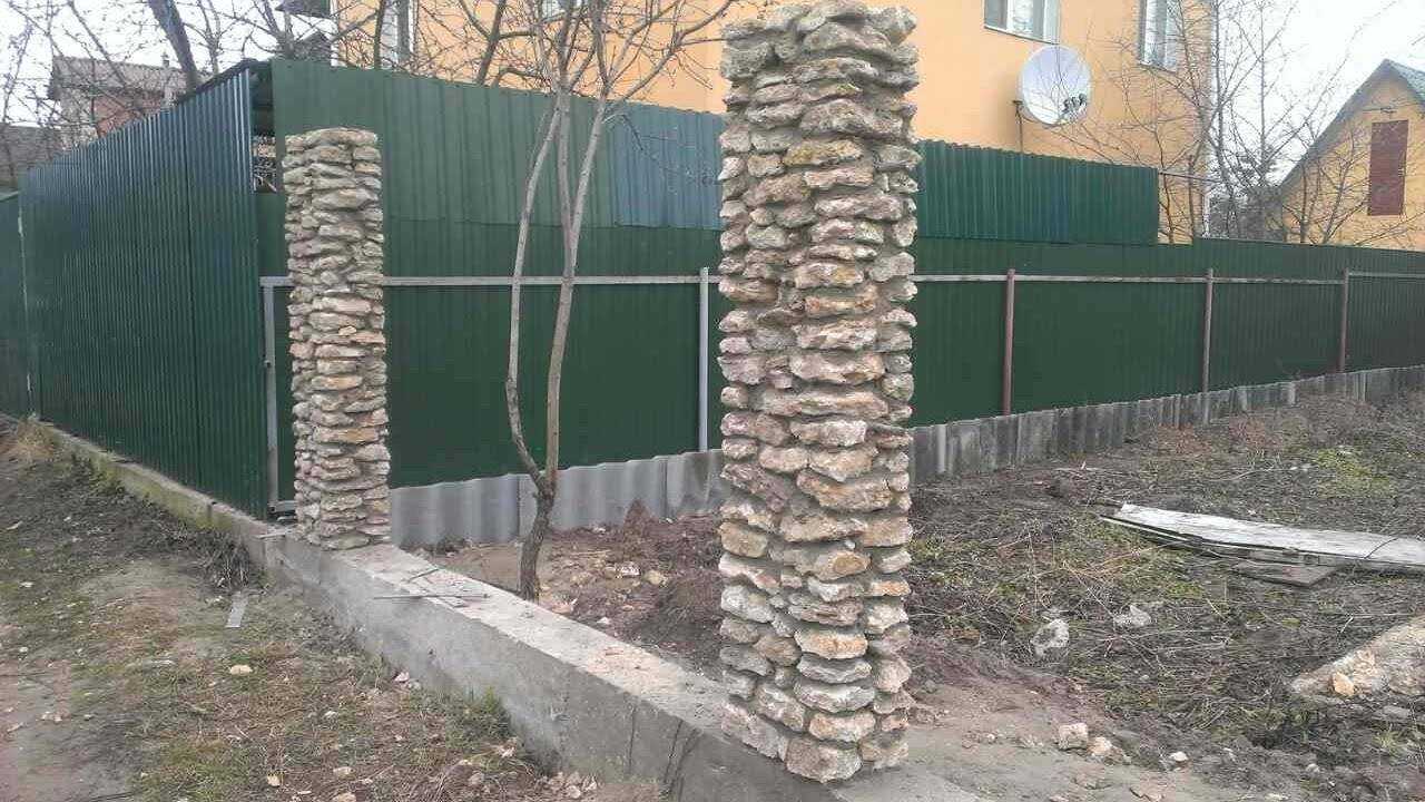 Как сделать забор из камня своими руками: пошаговая инструкция (фото, видео)