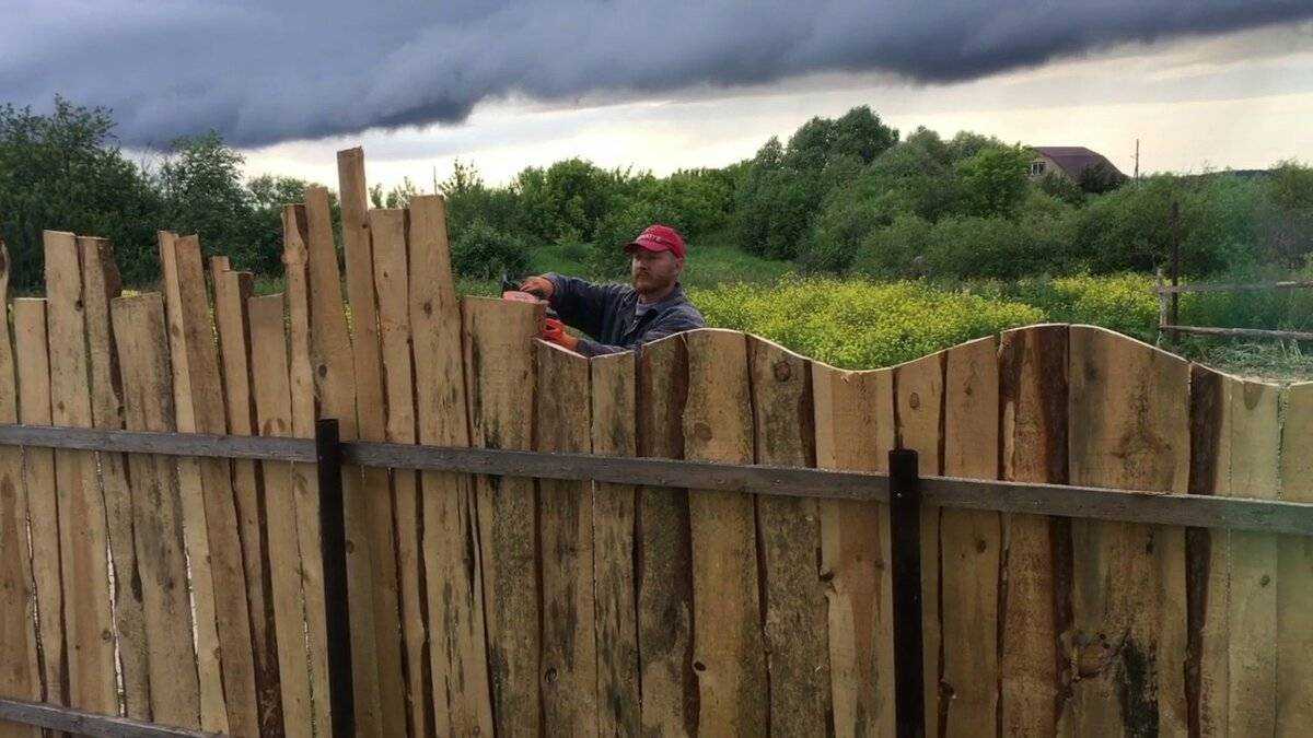 Как сделать забор из горбыля своими руками