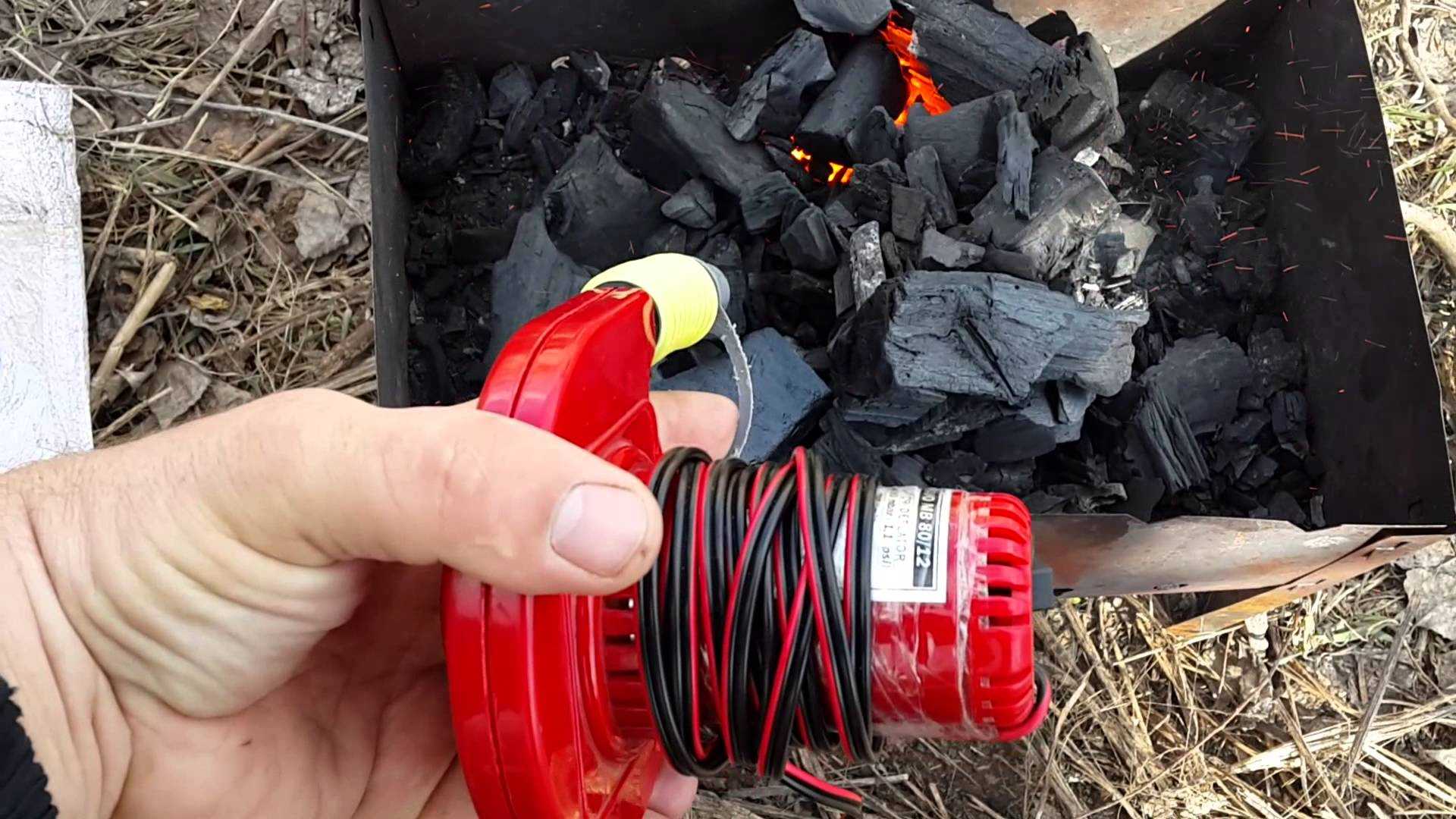 Можно ли разжигать угли. Разжигание углей для шашлыка. Для розжига углей для мангала. Розжиг угля для шашлыка. Разжечь угли в мангале.