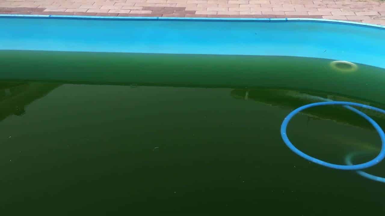 Видео воды в бассейне. Бассейн каркасный сливаем.