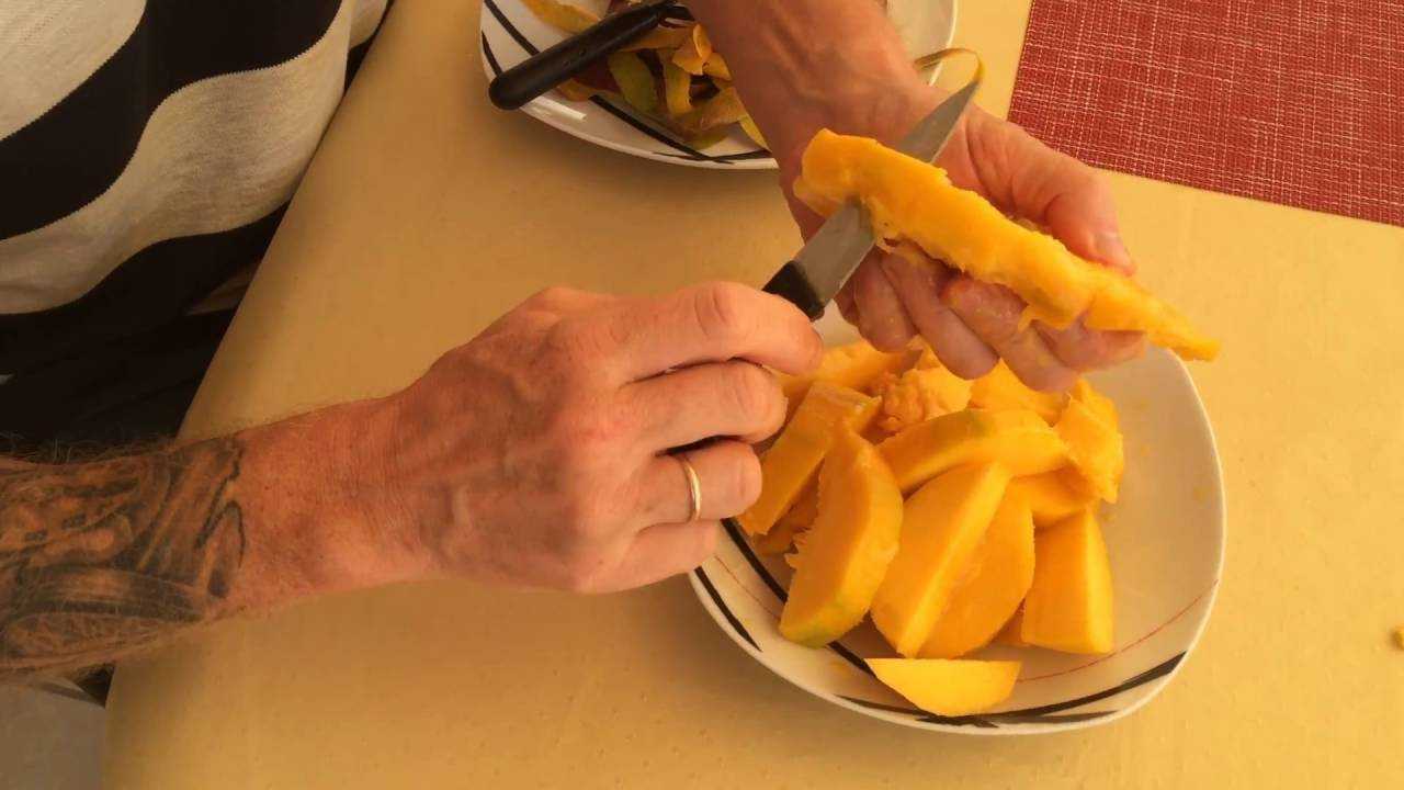 Как правильно разделать манго. Разделка манго. Как правильно резать манго. Как правильно резать манго с косточкой. Косачёк порезан дольками.